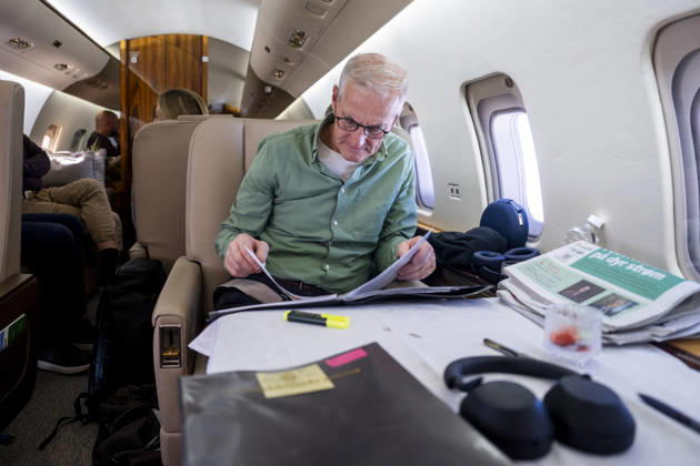 Store pa vei til Ukraina Rzeszow , Polen 20260822. Statsminister Jonas Gahr Store ombord i et innleid jetfly pa vei i Rzeszow i Polen for videre reise med nattoget til Kyiv i Ukraina. Foto: Javad Parsa NTB Rzeszow Polen KQL-qwYwkFk EDITORIAL USE ONLY Ref:_BNC_POLKQL-qwYwkFk.jpg Copyright: xJavadxParsax xNTBx