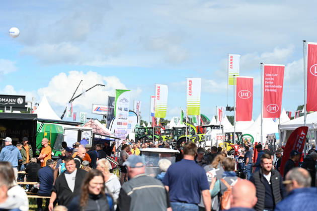 LandTageNord 2026 Die LandtageNord in Oldenburg gelten als größte Landwirtschaftsmesse Norddeutschlands und sind derzeit der zentrale Treffpunkt der Agrarbranche. Bereits an den ersten Öffnungstagen strömten zahlreiche Besucher auf das Messegelände. Landwirte, Aussteller, Fachpublikum und Interessierte informieren sich über moderne Landtechnik, aktuelle Entwicklungen und Trends rund um Landwirtschaft und Agrarwirtschaft. Auch heute und morgen öffnet die Messe noch ihre Tore und macht Oldenburg zum Dreh- und Angelpunkt der norddeutschen Landwirtschaft. Oldenburg Niedersachsen Deutschland