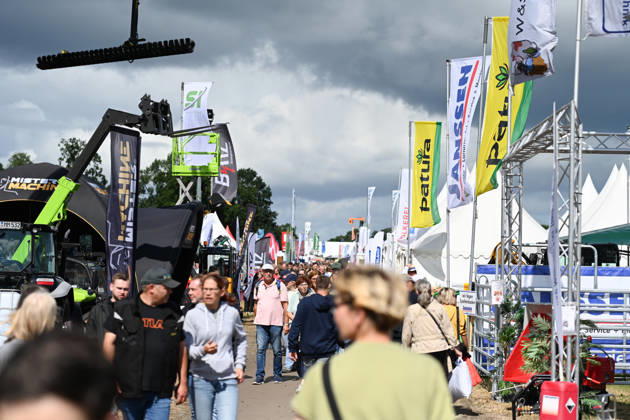 LandTageNord 2026 Die LandtageNord in Oldenburg gelten als größte Landwirtschaftsmesse Norddeutschlands und sind derzeit der zentrale Treffpunkt der Agrarbranche. Bereits an den ersten Öffnungstagen strömten zahlreiche Besucher auf das Messegelände. Landwirte, Aussteller, Fachpublikum und Interessierte informieren sich über moderne Landtechnik, aktuelle Entwicklungen und Trends rund um Landwirtschaft und Agrarwirtschaft. Auch heute und morgen öffnet die Messe noch ihre Tore und macht Oldenburg zum Dreh- und Angelpunkt der norddeutschen Landwirtschaft. Oldenburg Niedersachsen Deutschland