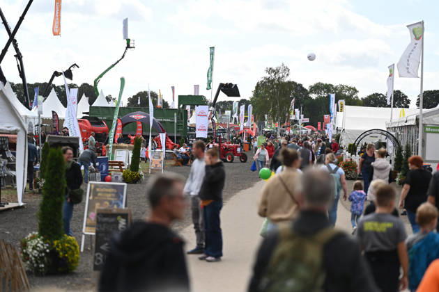 LandTageNord 2026 Die LandtageNord in Oldenburg gelten als größte Landwirtschaftsmesse Norddeutschlands und sind derzeit der zentrale Treffpunkt der Agrarbranche. Bereits an den ersten Öffnungstagen strömten zahlreiche Besucher auf das Messegelände. Landwirte, Aussteller, Fachpublikum und Interessierte informieren sich über moderne Landtechnik, aktuelle Entwicklungen und Trends rund um Landwirtschaft und Agrarwirtschaft. Auch heute und morgen öffnet die Messe noch ihre Tore und macht Oldenburg zum Dreh- und Angelpunkt der norddeutschen Landwirtschaft. Oldenburg Niedersachsen Deutschland