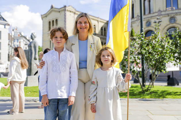 Markering av den ukrainske uavhengighetsdagen i Oslo Oslo 20260823. Guri Melby (V) sammen med Ivan og Polina under markering av den ukrainske uavhengighetsdagen pa Eidsvolls plass utenfor Stortinget i Oslo. Foto: Amanda Pedersen Giske NTB Oslo Norge CmOkfevyEWE EDITORIAL USE ONLY Ref:_BNC_POLCmOkfevyEWE.jpg Copyright: xAmandaxPedersenxGiskex xNTBx