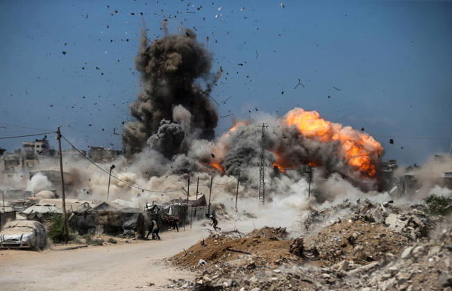 News Bilder des Tages Israeli attacks on Gaza continue despite ceasefire GAZA STRIP, GAZA, PALESTINE - AUGUST 23: Intense flames and smoke rise following an Israeli airstrike that destroyed several homes and tents where displaced Palestinians were staying in Zuvayda, Gaza Strip, Palestine, on August 23, 2026. Ali Jadallah Anadolu Gaza Strip Gaza. Editorial use only. Please get in touch for any other usage.  Copyright: x2026xAnadoluxAlixJadallahx