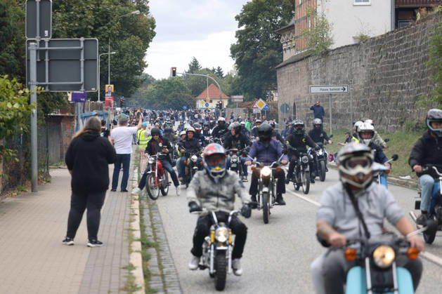Simson-Ausfahrt mit Ulrich Siegmund. Landtagswahlkampf in Sachsen-Anhalt der AfD mit dem Spitzenkandidat Ulrich Siegmund. Die Ausfahrt laeuft (läuft), die Fahrer sind unterwegs. Landtagswahlkampf, AfD, Simson-Ausfahrt am 23.08.2026 in Quedlinburg Deutschland.