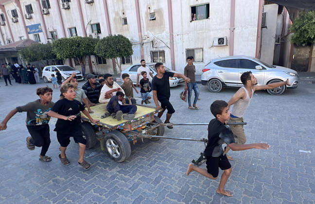4-year-old child loses life in Israeli attack on Gaza KHAN YUNIS, GAZA, PALESTINE - AUGUST 23: Children transport an injured person on a horse-drawn cart following an Israeli drone strike in Khan Yunis, Gaza, Palestine, on August 23, 2026. Despite the ceasefire, the Israeli army carried out a drone strike in Khan Yunis, with those injured in the attack taken to Nasser Hospital for treatment. Abed Rahim Khatib Anadolu Khan Yunis Gaza. Editorial use only. Please get in touch for any other usage.  Copyright: x2026xAnadoluxAbedxRahimxKhatibx