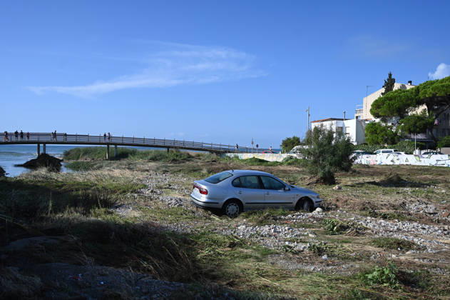 Damage after the storm in Tarragona - 23 Aug 2026 A car swept away by the torrent of water was left stopped and flooded in front of the sea in El Vendrell, Tarragona. Following the storm in Tarragona, several cars and streets with damage are the result of the heavy downpour that fell on Friday, August 21st. Roda de Berà Spain Copyright: xRamonxCostax xSOPAxImagesx DamageafterthestorminTarragona_ RamonCosta_ RodadeBera_ August_ 23_2026 (1)