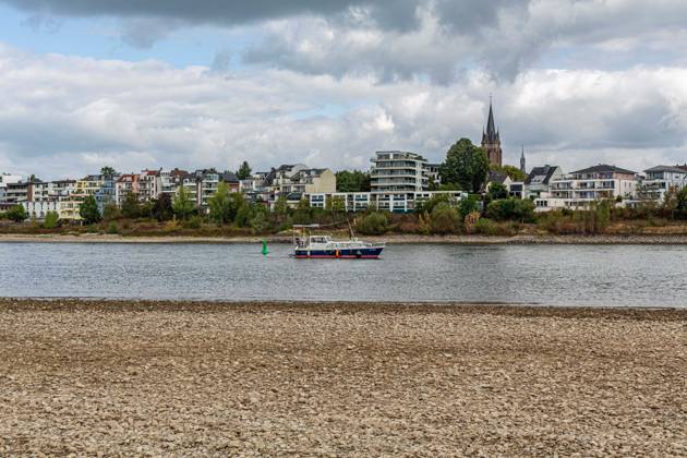 Blick auf das ausgetrocknete Flussbett des Rheins und Porz auf der rechten Rheinseite, gesehen vom Weißer Rheinbogen bei Köln-Sürth. Von den Tiefstständen haben sich die Pegelständde am Rhein inzwischen wieder leicht entfernt. Niedrigwasser Rhein