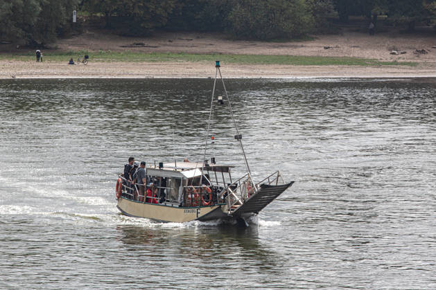 Eine Personenfähre transportiert Fahrgäste auf dem Rhein zwischen Köln-Weiß und Zündorf. Der Betrieb war wegen Niedrigwasser vorübergehend eingetellt worden. Rheinfähre