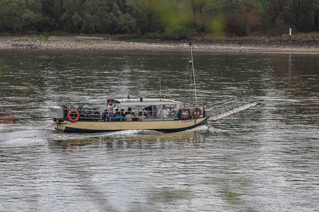 Eine Personenfähre transportiert Fahrgäste auf dem Rhein zwischen Köln-Weiß und Zündorf. Der Betrieb war wegen Niedrigwasser vorübergehend eingetellt worden. Rheinfähre