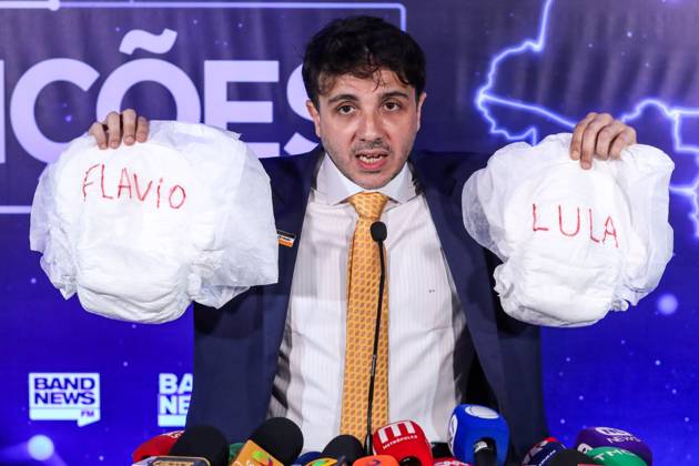 Band hosts the first presidential debate without Lula and Flavio Bolsonaro. Sao Paulo, SP. 08 23 2026 - Presidential Debate - Candidate Renan Santos (Mission) displays two diapers with the names of Lula and Flavio Bolsonaro for not attending the first debate of the presidential election race, promoted by TV Bandeirantes, at the station s headquarters in the southern zone of Sao Paulo, this Sunday, August 23, 2026.(Foto: Marina Uezima Brazil Photo Press Brazil Photo Press) INTERNATIONAL Sao Paulo Sao Paulo Brasil Copyright: xMarinaxUezimax