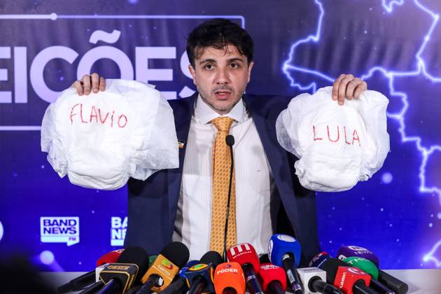 Band hosts the first presidential debate without Lula and Flavio Bolsonaro. Sao Paulo, SP. 08 23 2026 - Presidential Debate - Candidate Renan Santos (Mission) displays two diapers with the names of Lula and Flavio Bolsonaro for not attending the first debate of the presidential election race, promoted by TV Bandeirantes, at the station s headquarters in the southern zone of Sao Paulo, this Sunday, August 23, 2026.(Foto: Marina Uezima Brazil Photo Press Brazil Photo Press) INTERNATIONAL Sao Paulo Sao Paulo Brasil Copyright: xMarinaxUezimax