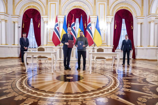 Statsminister i Kyiv Kyiv, Ukraina 20260823. Statsminister Jonas Gahr Store og Ukrainas president Volodymyr Zelenskyj signerer en partnerskapsavtale mellom Norge og Ukraina i Kyiv sondag ettermiddag. Statsministeren er i Kyiv for a delta pa et toppmote med Ukraina og de nordisk-baltiske landene, markere Ukrainas nasjonale flaggdag og moter med ukrainske myndigheter. Foto: Javad Parsa NTB Kyiv Ukraina inaqmOCgzGM EDITORIAL USE ONLY Ref:_BNC_POLinaqmOCgzGM.jpg Copyright: xJavadxParsax xNTBx