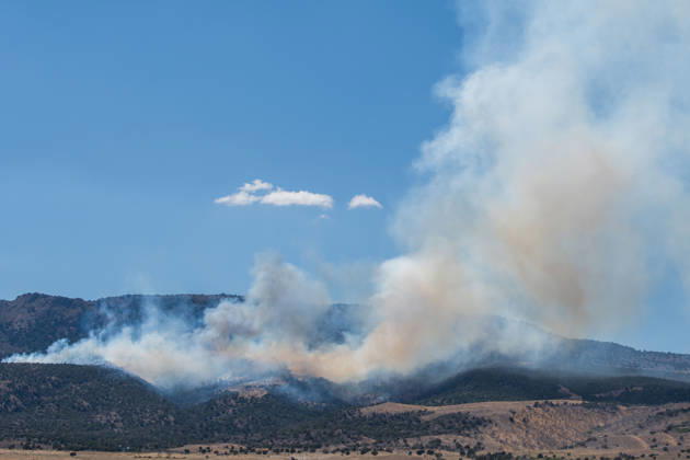 August 23, 2026, Elberta, Utah, USA: Smoke and flames are visible on a hillside as the Big Mountain Fire burns southwest of Elberta, Utah, United States, on August 23, 2026. State and local air and ground resources were deployed to fight the wildland fire, which rapidly reached an estimated 30 acres with zero containment. Elberta USA - ZUMAm292 20260823_znp_m292_006 Copyright: xCharlesxMcClintockxWilsonx