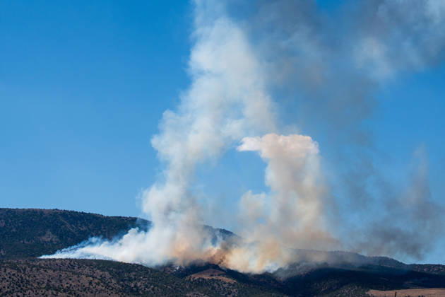 August 23, 2026, Elberta, Utah, USA: Smoke and flames are visible on a hillside as the Big Mountain Fire burns southwest of Elberta, Utah, United States, on August 23, 2026. State and local air and ground resources were deployed to fight the wildland fire, which rapidly reached an estimated 30 acres with zero containment. Elberta USA - ZUMAm292 20260823_znp_m292_015 Copyright: xCharlesxMcClintockxWilsonx