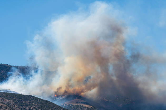 August 23, 2026, Elberta, Utah, USA: Smoke and flames are visible on a hillside as the Big Mountain Fire burns southwest of Elberta, Utah, United States, on August 23, 2026. State and local air and ground resources were deployed to fight the wildland fire, which rapidly reached an estimated 30 acres with zero containment. Elberta USA  - ZUMAm292 20260823_znp_m292_020 Copyright: xCharlesxMcClintockxWilsonx