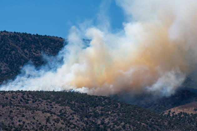 August 23, 2026, Elberta, Utah, USA: Smoke and flames are visible on a hillside as the Big Mountain Fire burns southwest of Elberta, Utah, United States, on August 23, 2026. State and local air and ground resources were deployed to fight the wildland fire, which rapidly reached an estimated 30 acres with zero containment. Elberta USA  - ZUMAm292 20260823_znp_m292_027 Copyright: xCharlesxMcClintockxWilsonx