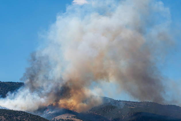 August 23, 2026, Elberta, Utah, USA: Smoke and flames are visible on a hillside as the Big Mountain Fire burns southwest of Elberta, Utah, United States, on August 23, 2026. State and local air and ground resources were deployed to fight the wildland fire, which rapidly reached an estimated 30 acres with zero containment. Elberta USA - ZUMAm292 20260823_znp_m292_018 Copyright: xCharlesxMcClintockxWilsonx