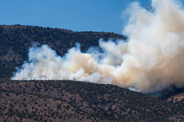 August 23, 2026, Elberta, Utah, USA: Smoke and flames are visible on a hillside as the Big Mountain Fire burns southwest of Elberta, Utah, United States, on August 23, 2026. State and local air and ground resources were deployed to fight the wildland fire, which rapidly reached an estimated 30 acres with zero containment. Elberta USA - ZUMAm292 20260823_znp_m292_028 Copyright: xCharlesxMcClintockxWilsonx