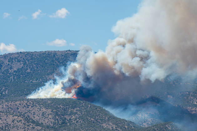 August 23, 2026, Elberta, Utah, USA: Smoke and flames are visible on a hillside as the Big Mountain Fire burns southwest of Elberta, Utah, United States, on August 23, 2026. State and local air and ground resources were deployed to fight the wildland fire, which rapidly reached an estimated 30 acres with zero containment. Elberta USA - ZUMAm292 20260823_znp_m292_032 Copyright: xCharlesxMcClintockxWilsonx