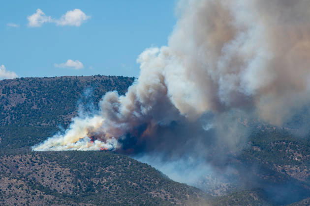 August 23, 2026, Elberta, Utah, USA: Smoke and flames are visible on a hillside as the Big Mountain Fire burns southwest of Elberta, Utah, United States, on August 23, 2026. State and local air and ground resources were deployed to fight the wildland fire, which rapidly reached an estimated 30 acres with zero containment. Elberta USA - ZUMAm292 20260823_znp_m292_033 Copyright: xCharlesxMcClintockxWilsonx