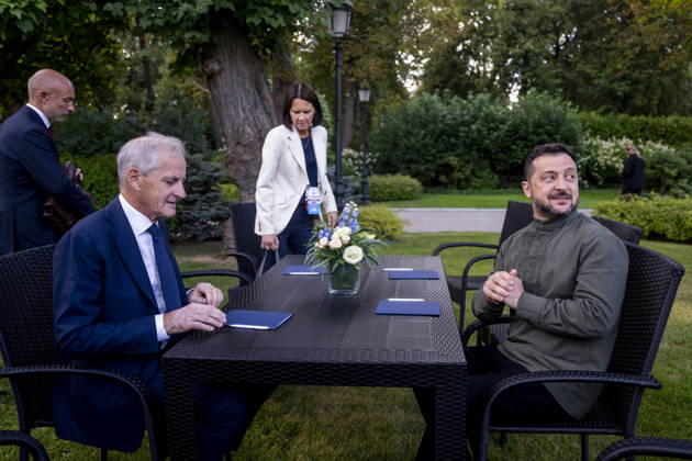 Statsminister i Kyiv Kyiv, Ukraina 20260823. Statsminister Jonas Gahr Store i samtale med Ukrainas president Volodymyr Zelenskyj etter markeringen av Ukrainas nasjonale flaggdag sondag. Statsministeren er i Kyiv for a delta pa et toppmote med Ukraina og de nordisk-baltiske landene, markere Ukrainas nasjonale flaggdag og moter med ukrainske myndigheter. Foto: Javad Parsa NTB Kyiv Ukraina 8NDB_xakY34 EDITORIAL USE ONLY Ref:_BNC_POL8NDB_xakY34.jpg Copyright: xJavadxParsax xNTBx