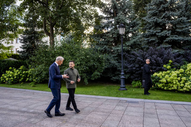 Statsminister i Kyiv Kyiv, Ukraina 20260823. Statsminister Jonas Gahr Store i samtale med Ukrainas president Volodymyr Zelenskyj etter markeringen av Ukrainas nasjonale flaggdag sondag. Statsministeren er i Kyiv for a delta pa et toppmote med Ukraina og de nordisk-baltiske landene, markere Ukrainas nasjonale flaggdag og moter med ukrainske myndigheter. Foto: Javad Parsa NTB Kyiv Ukraina chbgTfKLRP8 EDITORIAL USE ONLY Ref:_BNC_POLchbgTfKLRP8.jpg Copyright: xJavadxParsax xNTBx