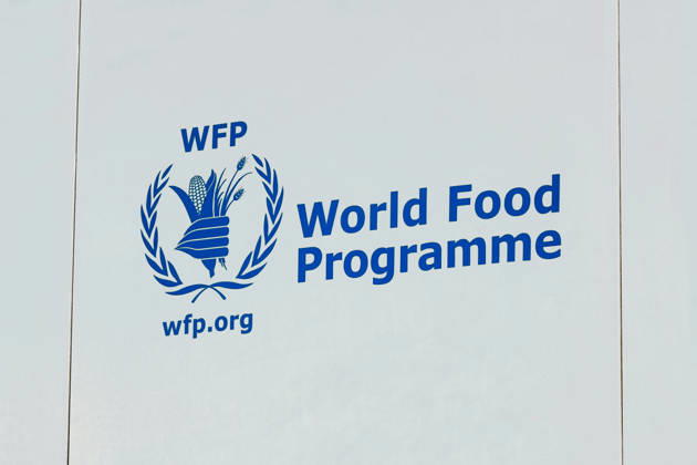 Logo von WFP und Schriftzug World Food Programme Logo von WFP und Schriftzug World Food Programme, 04.07.2026, München, Bayern, Auf einem Unternehmensschild von WFP befindet sich ein Logo und der Schriftzug World Food Programme.