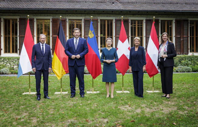 Lars Klingbeil (2.v.l.), Bundesminister der Finanzen, aufgenommen im Rahmen seiner Teilnahme am Treffen der Finanzministerinnen und Finanzminister von Deutschland, Liechtenstein, Luxemburg, Oesterreich und der Schweiz in Liechtenstein. V.L. Gilles Roth, Finanzminister Luxemburg, Brigitte Haas, Regierungschefin von Liechtenstein und Ministerin fuer Praesidiales und Finanzen, Karin Keller-Sutter, Finanzministerin der Schweiz, und Barbara Eibinger-Miedl, Staatssekretaerin im oesterreichischen Finanzministerium. Fotografiert im Auftrag des Bundesfinanzministeriums Schaan Liechtenstein Copyright: xThomasxKoehlerx