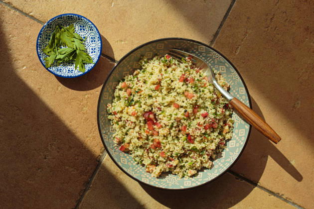 Tabbouleh-Salat, Couscous, Gemüse, Draufsicht, natürliches Sonnenlicht, Terrakotta Middle Eastern tabbouleh salad, a healthy vegan mediterranean dish, top view sun light hard shadows terracotta (License=RF) Copyright: xZoonar.com OlenaxYeromenkox 25435700