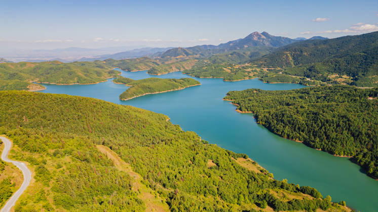 Luftaufnahme des Plastira-Stausees, umgeben von mit Kiefernwäldern bewachsenen Hügeln und Bergen in der Region Karditsa in Griechenland, für ein Reisekonzept rund um die Natur des Mittelmeerraums Aerial view of Lake Plastira reservoir surrounded by pine forest hills and mountains in Karditsa region Greece for Mediterranean nature travel concept. (License=RF) Copyright: xZoonar.com MarynaxKoptyevax 25442233