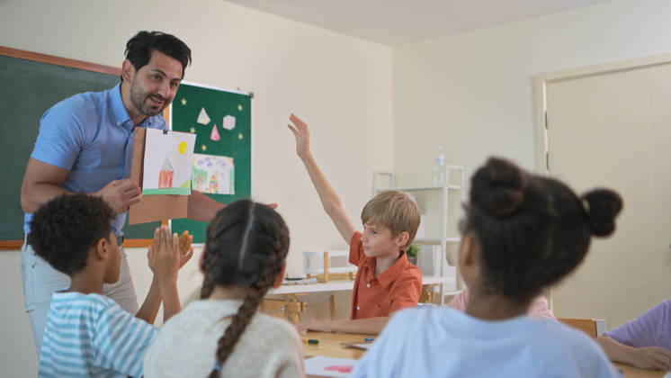 Kunstlehrer, der einer heterogenen Schülergruppe im Klassenzimmer ein farbenfrohes Gemälde vorstellt, Art teacher presenting colorful painting to diverse students in classroom, inspiring creativity and imagination (License=RF) ,model released, Symbolfoto Copyright: xZoonar.com SunanxWongsa-ngax 25446009 ,model released, Symbolfoto ,property released