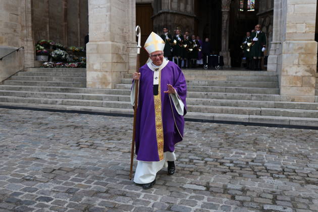 Franccis Patriat Funeral - Semur-en-Auxois Priest during the funeral of French senator and former minister François Patriat at the Collégiale Notre-Dame in his birth town of Semur-en-Auxois, Côte-d’Or, France on August 25, 2026. Patriat, former Socialist ,was the group leader of Macron s party in the Senate. He died at 83 following a serious cycling accident. Photo by Raphael Lafargue ABACAPRESS.COM Semur-en-Auxois France  Copyright: xLafarguexRaphael ABACAx