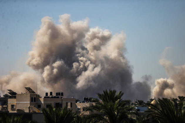 Israeli forces blow up residential buildings in Gaza, Palestine GAZA, PALESTINE - AUGUST 25: Thick smoke rises over residential areas after Israeli forces detonated explosives at civilian homes despite the ceasefire in Deir al-Balah, central Gaza, Palestine on August 25, 2026. Ali Jadallah Anadolu Deir Balah Gaza. Editorial use only. Please get in touch for any other usage.  Copyright: x2026xAnadoluxAlixJadallahx