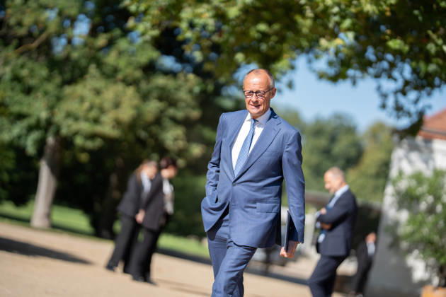 Bundeskanzler Friedrich Merz gibt zu Beginn der Klausurtagung ein Pressestatement vor Schloss Neuhardenberg;Kabinettsklausur der Deutschen Bundesregierung auf Schloss Neuhardenberg, Märkisch-Oderland Brandenburg Deutschland Schloss Neuhardenberg