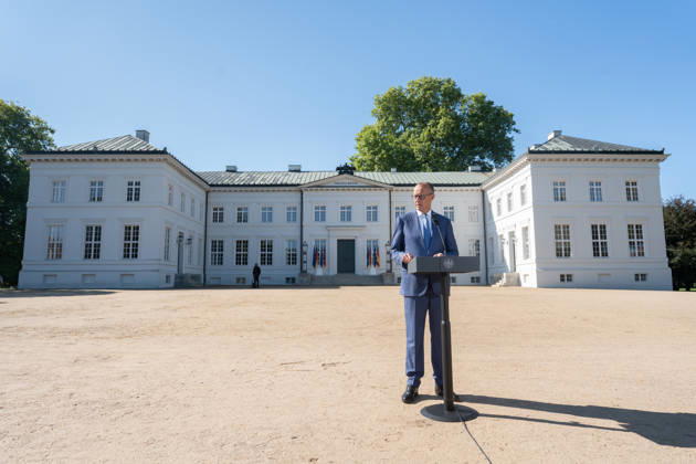 Bundeskanzler Friedrich Merz gibt zu Beginn der Klausurtagung ein Pressestatement vor Schloss Neuhardenberg;Kabinettsklausur der Deutschen Bundesregierung auf Schloss Neuhardenberg, Märkisch-Oderland Brandenburg Deutschland Schloss Neuhardenberg