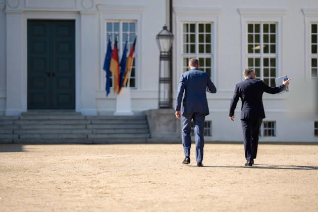 Bundeskanzler Friedrich Merz gibt zu Beginn der Klausurtagung ein Pressestatement vor Schloss Neuhardenberg;Kabinettsklausur der Deutschen Bundesregierung auf Schloss Neuhardenberg, Märkisch-Oderland Brandenburg Deutschland Schloss Neuhardenberg