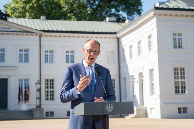 Bundeskanzler Friedrich Merz gibt zu Beginn der Klausurtagung ein Pressestatement vor Schloss Neuhardenberg;Kabinettsklausur der Deutschen Bundesregierung auf Schloss Neuhardenberg, Märkisch-Oderland Brandenburg Deutschland Schloss Neuhardenberg