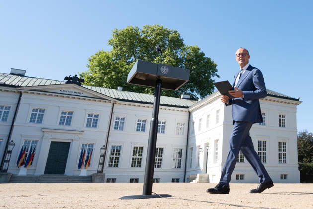 Bundeskanzler Friedrich Merz gibt zu Beginn der Klausurtagung ein Pressestatement vor Schloss Neuhardenberg;Kabinettsklausur der Deutschen Bundesregierung auf Schloss Neuhardenberg, Märkisch-Oderland Brandenburg Deutschland Schloss Neuhardenberg