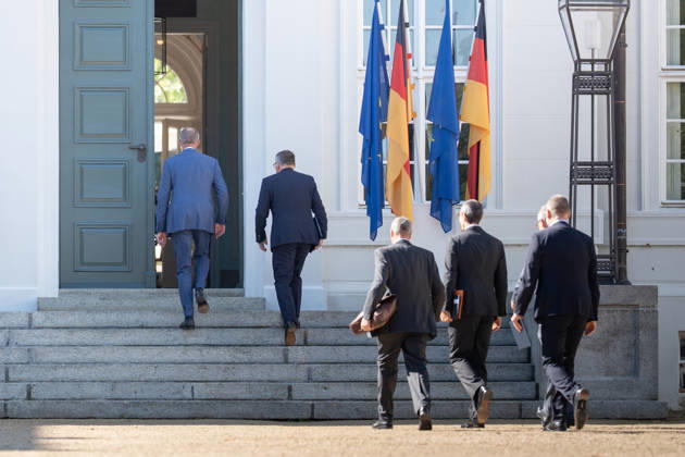 Bundeskanzler Friedrich Merz gibt zu Beginn der Klausurtagung ein Pressestatement vor Schloss Neuhardenberg;Kabinettsklausur der Deutschen Bundesregierung auf Schloss Neuhardenberg, Märkisch-Oderland Brandenburg Deutschland Schloss Neuhardenberg