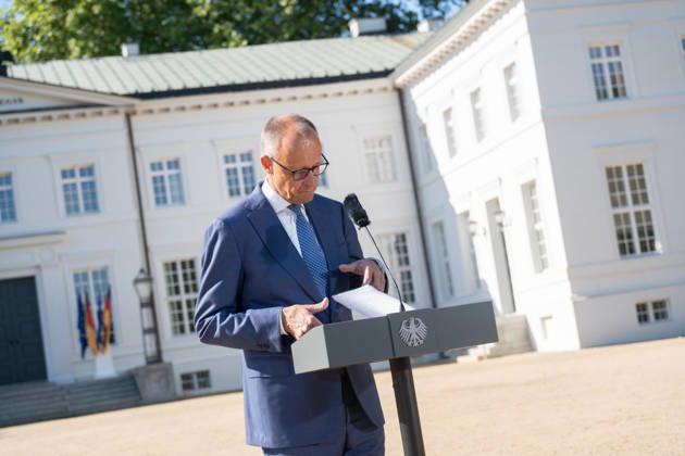 Bundeskanzler Friedrich Merz gibt zu Beginn der Klausurtagung ein Pressestatement vor Schloss Neuhardenberg;Kabinettsklausur der Deutschen Bundesregierung auf Schloss Neuhardenberg, Märkisch-Oderland Brandenburg Deutschland Schloss Neuhardenberg