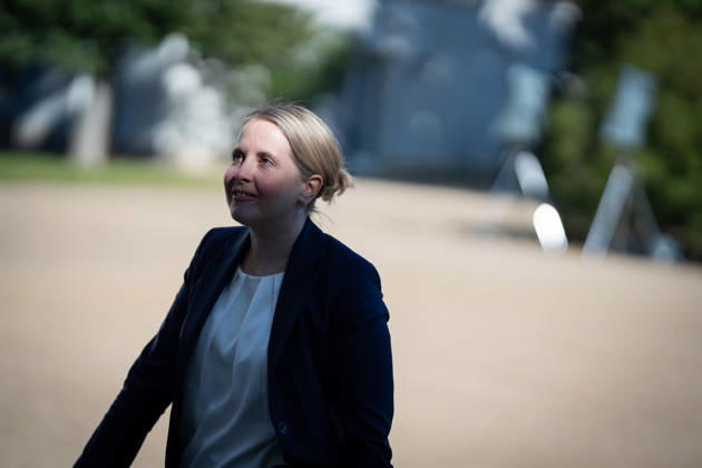 Verena Hubertz, Bundesministerin für Wohnen, Stadtentwicklung und Bauwesen, bei ihrer Ankunft;Kabinettsklausur der Deutschen Bundesregierung auf Schloss Neuhardenberg, Märkisch-Oderland Brandenburg Deutschland Schloss Neuhardenberg