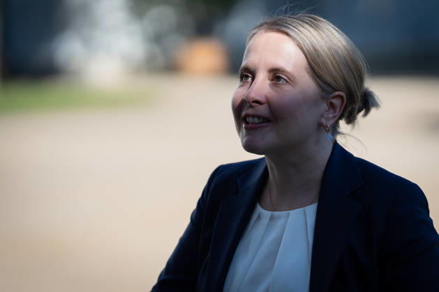 Verena Hubertz, Bundesministerin für Wohnen, Stadtentwicklung und Bauwesen, bei ihrer Ankunft;Kabinettsklausur der Deutschen Bundesregierung auf Schloss Neuhardenberg, Märkisch-Oderland Brandenburg Deutschland Schloss Neuhardenberg