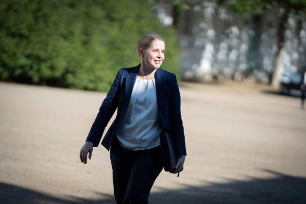 Verena Hubertz, Bundesministerin für Wohnen, Stadtentwicklung und Bauwesen, bei ihrer Ankunft;Kabinettsklausur der Deutschen Bundesregierung auf Schloss Neuhardenberg, Märkisch-Oderland Brandenburg Deutschland Schloss Neuhardenberg