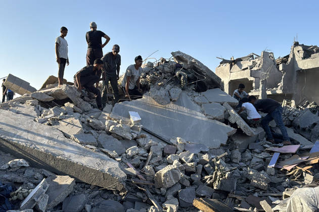 Palestinians Inspect Damage After Israeli Strike in Deir el-Balah Palestinians inspect destruction caused by an Israeli strike that hit residents’ homes, displacement tents and a food aid warehouse in Deir el-Balah, in the central Gaza Strip, on August 25, 2026. The strike took place the previous evening after an Israeli warning ordering residents to evacuate the area. Photo by Ahmed Ibrahim apaimages Deir al-Balah Gaza Palestinian Territory 250826_Deir_al-Balah_AI_00(15) Copyright: xapaimagesxAhmedxIbrahimx xapaimagesx