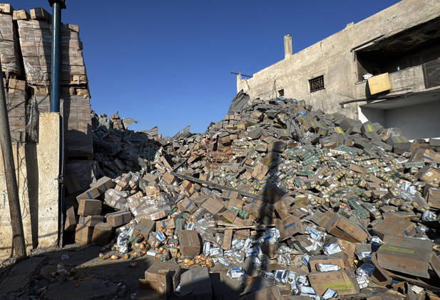 Palestinians Inspect Damage After Israeli Strike in Deir el-Balah Palestinians inspect destruction caused by an Israeli strike that hit residents’ homes, displacement tents and a food aid warehouse in Deir el-Balah, in the central Gaza Strip, on August 25, 2026. The strike took place the previous evening after an Israeli warning ordering residents to evacuate the area. Photo by Ahmed Ibrahim apaimages Deir al-Balah Gaza Palestinian Territory 250826_Deir_al-Balah_AI_00(42) Copyright: xapaimagesxAhmedxIbrahimx xapaimagesx