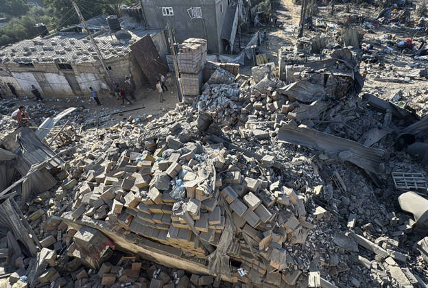 Palestinians Inspect Damage After Israeli Strike in Deir el-Balah Palestinians inspect destruction caused by an Israeli strike that hit residents’ homes, displacement tents and a food aid warehouse in Deir el-Balah, in the central Gaza Strip, on August 25, 2026. The strike took place the previous evening after an Israeli warning ordering residents to evacuate the area. Photo by Ahmed Ibrahim apaimages Deir al-Balah Gaza Palestinian Territory 250826_Deir_al-Balah_AI_00(39) Copyright: xapaimagesxAhmedxIbrahimx xapaimagesx