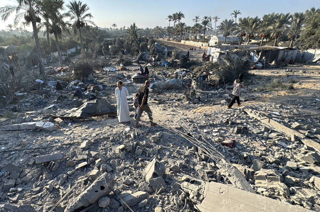 Palestinians Inspect Damage After Israeli Strike in Deir el-Balah Palestinians inspect destruction caused by an Israeli strike that hit residents’ homes, displacement tents and a food aid warehouse in Deir el-Balah, in the central Gaza Strip, on August 25, 2026. The strike took place the previous evening after an Israeli warning ordering residents to evacuate the area. Photo by Ahmed Ibrahim apaimages Deir al-Balah Gaza Palestinian Territory 250826_Deir_al-Balah_AI_00(7) Copyright: xapaimagesxAhmedxIbrahimx xapaimagesx