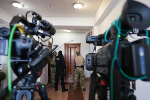 ARMENIA, YEREVAN - AUGUST 25, 2026: Law enforcement officers are seen outside an apartment of Levon Kocharyan, a member of the Armenia faction (Alliance Armenia) in the National Assembly of Armenia and son of former Armenian President Robert Kocharyan (1998-2008). The Armenian Anti-Corruption Committee accuses Robert Kocharyan of using his official position to acquire property at a price below its market value. Alexander Patrin TASS  96623075