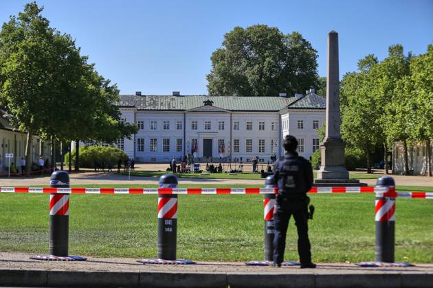 Neuhardenberg, Brandenburg, Deutschland, 25.08.2026: Schloss Neuhardenberg: Kabinettsklausur: Polizei steht an einer Absperrung vor dem Tagungsort Copyright: xdtsxNachrichtenagenturx dts_130910