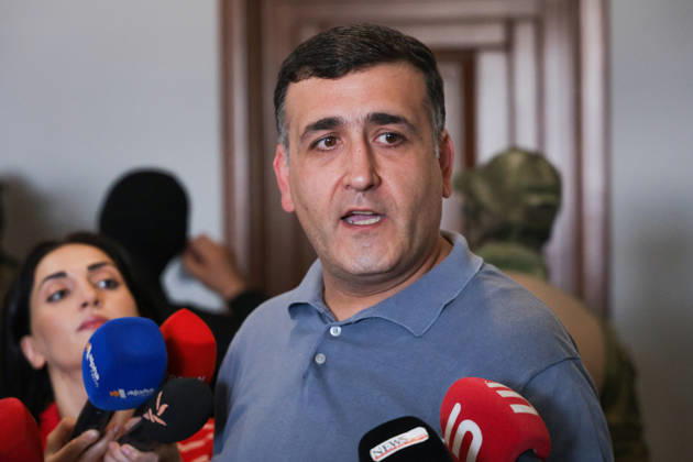 ARMENIA, YEREVAN - AUGUST 25, 2026: Candidate for the Armenia Alliance Narek Mantashyan talks to journalists outside an apartment of Levon Kocharyan, a member of the Armenia faction (Alliance Armenia) in the National Assembly of Armenia and son of former Armenian President Robert Kocharyan (1998-2008). The Armenian Anti-Corruption Committee accuses Robert Kocharyan of using his official position to acquire property at a price below its market value. Alexander Patrin TASS  96623777