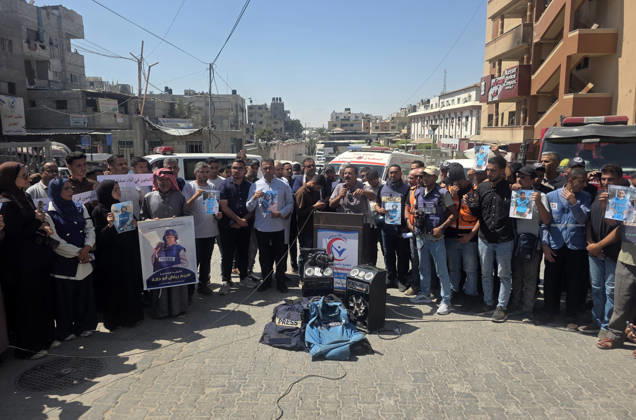 Palestinians Mark Anniversary of Deadly Strike at Nasser Medical Complex Palestinians, including journalists, take part in a gathering at Nasser Medical Complex in Khan Younis, in the southern Gaza Strip, on August 25, 2026, marking the first anniversary of an Israeli shelling that killed 22 Palestinians, including five journalists. Participants hold placards calling for an end to Israeli attacks and for international protection for journalists, ambulance crews, doctors and Civil Defense teams. Photo by Tariq Mohammad APA Images Khan Yunis Gaza Strip Palestinian Territory 250826_Khan_Yunis_TM_02(17) Copyright: xapaimagesxTariqxMohammad xapaimagesx